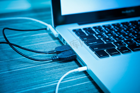 USB 电缆连接到高端笔记本电脑