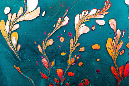 Ebru 大理石纹艺术与花卉图案。
