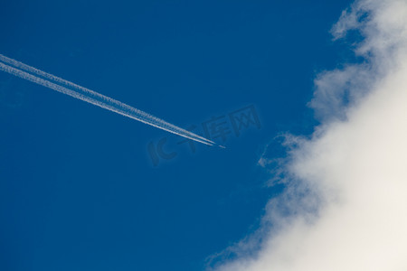 飞机、冷凝路径和云