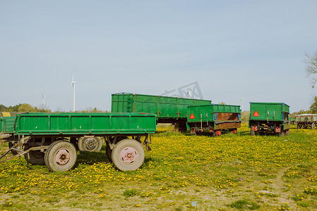 绿色拖车摄影照片_绿色农用拖车