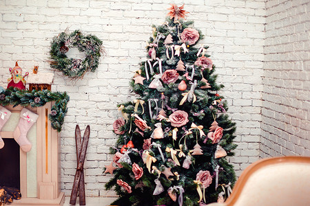 温暖的房间摄影照片_美丽的 holdiay 装饰的房间，圣诞树下有礼物。