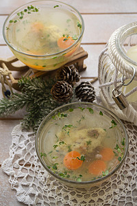 果冻鲤鱼配胡萝卜 圣诞餐桌上的白俄罗斯传统菜肴
