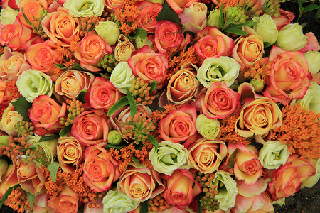 新娘花束中的橙色和黄色玫瑰