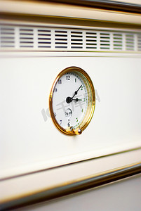 就餐机摄影照片_现代厨房中的烤箱时钟