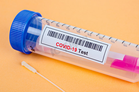 鼻拭子摄影照片_含有用于冠状病毒或 COVID-19 测试的鼻咽拭子的试管。