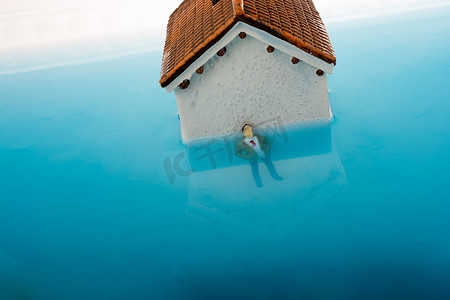 模型房子摄影照片_模型房子和水中的男人雕像