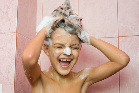 有趣的女孩用洗发水洗头
