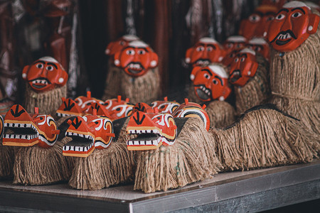 在老挝琅勃拉邦作为旅游纪念品出售的传统老挝手工艺品和艺术品
