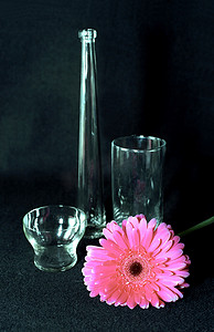 玻璃制品和玫瑰花