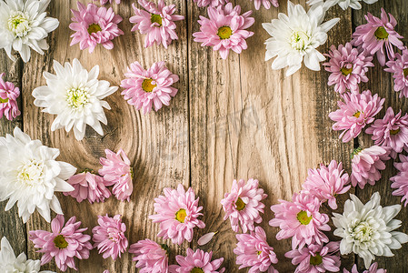 白色白色框摄影照片_水平木桌上的粉色和白色花框