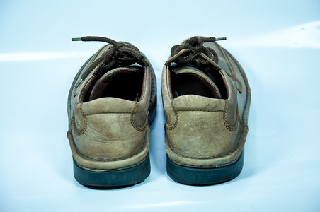 皮革图片摄影照片_旧棕色鞋子