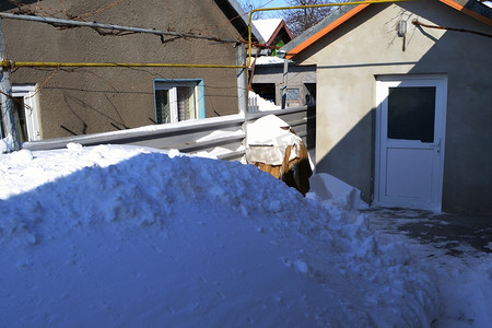 房子院子里的大雪 1