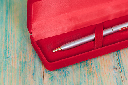 红色盒盖中的笔