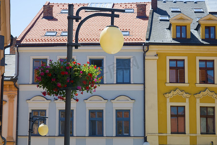 带灯和花盆的蓝色和黄色房屋立面，夏天
