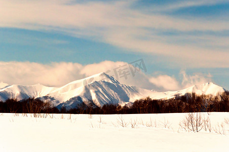 下雪感冒摄影照片_雪山