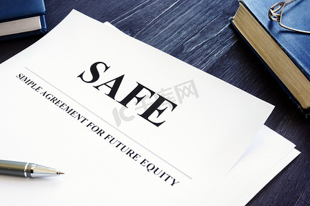 办公桌上简单的未来股权SAFE协议。