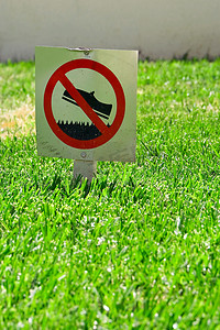 禁止踩踏草坪摄影照片_不要踩踏草坪