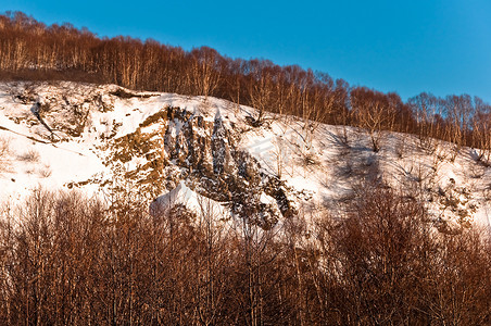 下雪感冒摄影照片_雪山