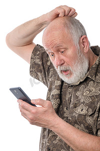 老人对移动智能手机上的东西感到惊讶和困惑，被白色隔离