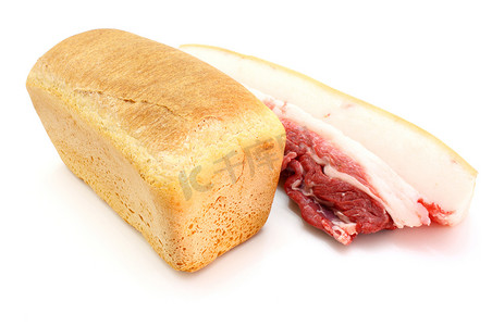 肥肉肉夹馍摄影照片_一卷新鲜面包和一大块肥肉