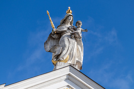 德国巴伐利亚州帕绍市圣斯蒂芬大教堂 (Dom St. Stephan) 的金色权杖和皇冠雕像