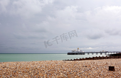 伊斯特摄影照片_从鹅卵石海滩到英国海岸的伊斯特本码头