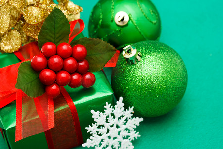 绿色的圣诞礼盒摄影照片_圣诞绿色礼盒