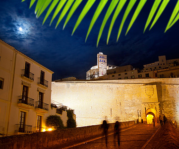 有夜月城堡入口的 Eivissa Ibiza 镇