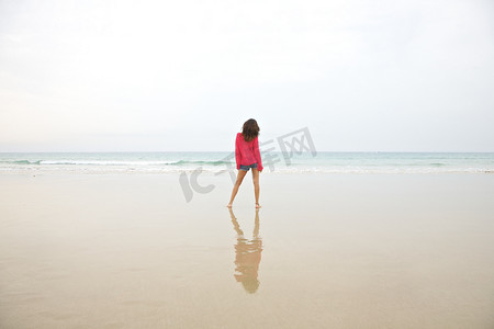 海边女子摄影照片_海滩上的红衫女子