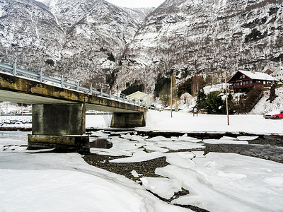 冬季景观结冰的河湖峡湾，冰岸桥，挪威。
