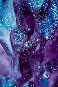 抽象紫色液体背景、油漆飞溅、漩涡图案和水滴、美容凝胶和化妆品质地、当代魔法艺术和科学作为豪华平板设计