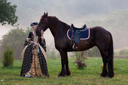 巴洛克摄影照片_穿着皇家巴洛克风格骑马的女人