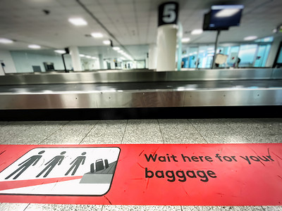地板上的红色补丁指示在机场等待行李提取的位置。