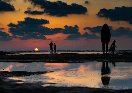 五颜六色的夕阳和云浪漫的夕阳