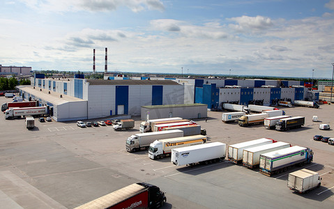大型仓库综合体中的货运站。