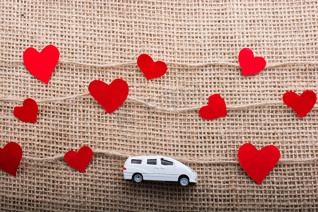 带有汽车和心形图标的爱情概念