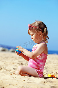孩子在沙滩上玩耍