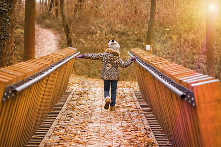秋天的一天，一个女孩走过桥。
