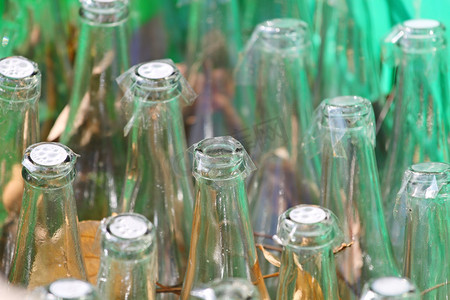 玻璃瓶背光摄影照片_许多玻璃瓶