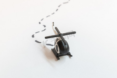彩色小图案摄影照片_白色背景中突显的彩色小直升机玩具 — 直升机概念空中旅行