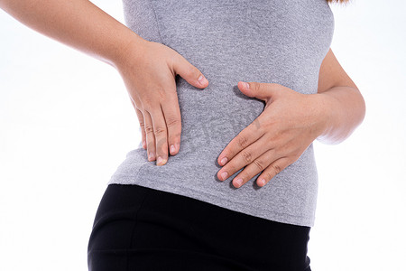 女人手触摸胃、腰部或肝脏位置隔离白色背景。