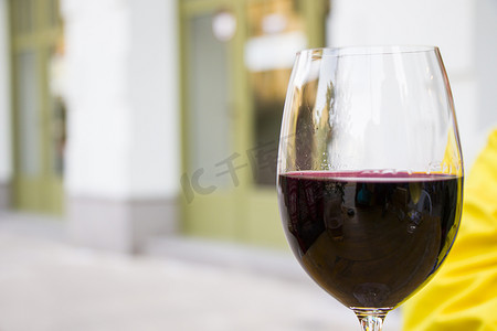 酒杯中的格鲁吉亚红酒，酒精饮料