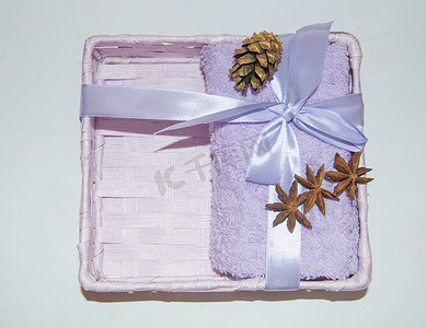 带淡紫色特里毛巾、金锥和 Badian 之星的礼盒，SPA 的圣诞礼物