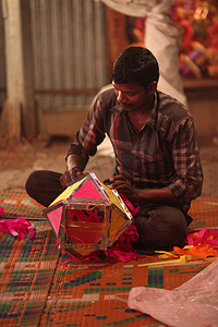 印度浦那 — 2015 年 11 月 7 日：制作传统天空 l 的男人