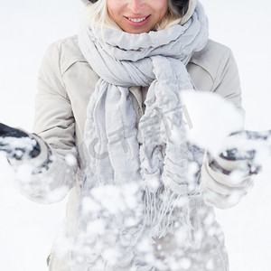 女孩在冬天玩雪。