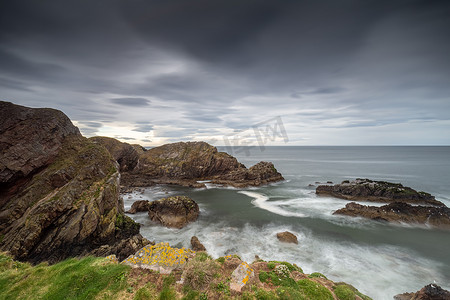 时间风摄影照片_粗糙的苏格兰东北海岸长时间曝光极端云天空长时间曝光 hdr