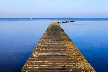 蓝色大海上的长木码头