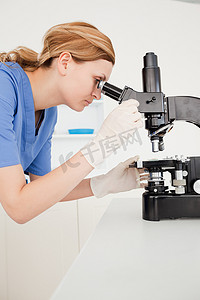 通过显微镜看的金发科学家