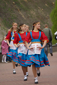 集体跳舞摄影照片_穿着民族服装的女孩跳舞