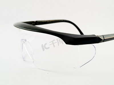 边框眼镜摄影照片_带透明塑料和黑色边框的安全护目镜
